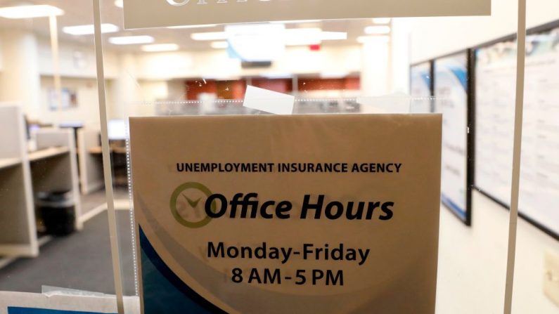 Una oficina de la Agencia de Desempleo del Estado de Michigan en Cadillac Place permanece cerrada por el virus del PCCh en Detroit, Michigan, el 26 de marzo de 2020. (Foto de JEFF KOWALSKY/AFP vía Getty Images)