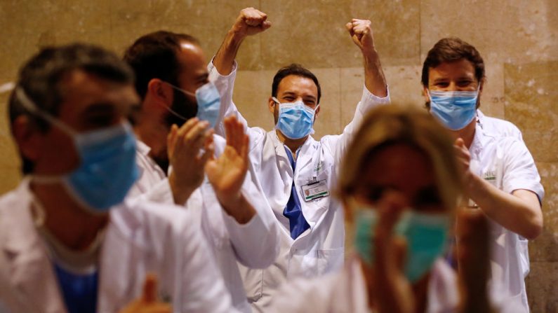 Los trabajadores sanitarios que se enfrentan a la nueva crisis del COVID-19, aplauden a su vez mientras son vitoreados por las personas que se encuentran fuera del Hospital el 26 de marzo de 2020. Imagen de contexto (Foto de PAU BARRENA/AFP vía Getty Images)
