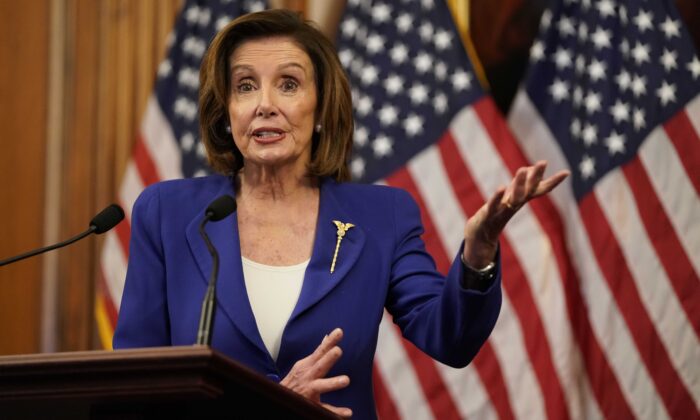 La presidenta de la Cámara de Representantes, Nancy Pelosi (D-Calif.), habla con la prensa en el Capitolio de Washington el 27 de marzo de 2020. (Alex Edelman/AFP a través de Getty Images)
