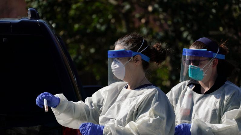 Un profesional médico del Children's National Hospital lleva una muestra de virus CCP en la Trinity University en Washington el 2 de abril de 2020. (Drew Angerer / Getty Images)
