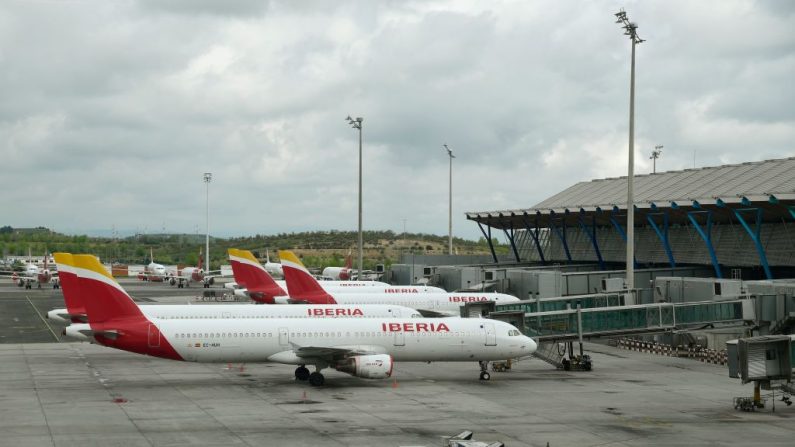 Los aviones de la aerolínea española, Iberia, están estacionados en el aeropuerto Adolfo Suárez de Barajas (Madrid) el 7 de abril de 2020. (JAVIER SORIANO/AFP vía Getty Images)