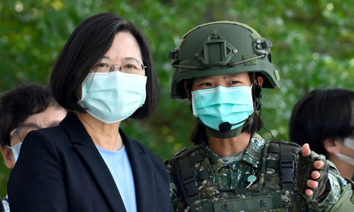 La presidente de Taiwán, Tsai Ing-wen (izq) con una soldado durante una base militar en Tainan, al sur de Taiwán, el 9 de abril de 2020. (Sam Yeh/AFP via Getty Images)