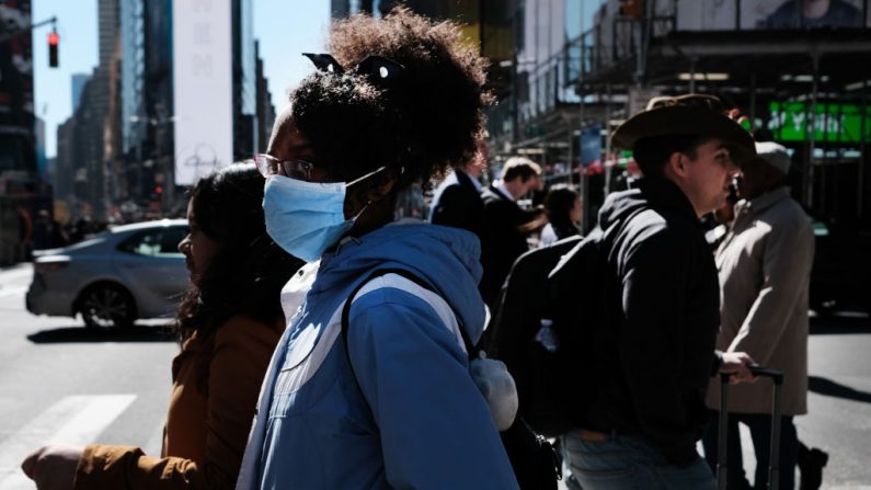 La gente camina por Manhattan con mascarilla quirúrgicas en la ciudad de Nueva York, el 4 de marzo de 2020. (Spencer Platt/Getty Images)
