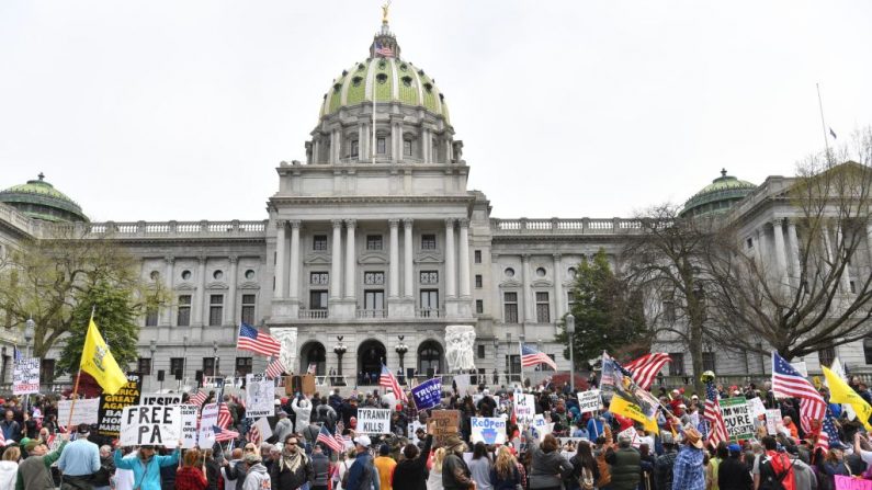 Una multitud participa en una manifestación de "reapertura" de Pensilvania el 20 de abril de 2020 en Harrisburg, Pensilvania. (Foto de NICHOLAS KAMM/AFP vía Getty Images)
