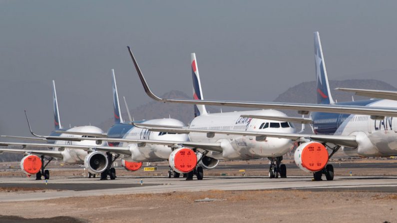 Aviones de la aerolínea Latam se sientan en la pista del Aeropuerto Internacional de Santiago, en Santiago (Chile), el 20 de abril de 2020 durante la nueva pandemia de COVID-19. (MARTIN BERNETTI/AFP vía Getty Images)