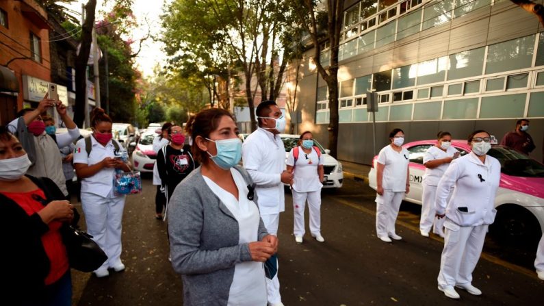 Trabajadores sanitarios del Hospital General de Tacuba se manifiestan por la falta de material médico para atender a los pacientes de COVID-9, en la Ciudad de México (México) el 21 de abril de 2020. (ALFREDO ESTRELLA/AFP vía Getty Images)