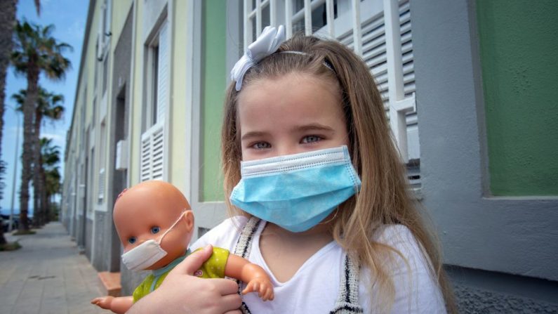 Imagen ilustrativa de una niña de 5 años, y su muñeca posan con una máscara facial  el 26 de abril de 2020 durante un cierre nacional para evitar la propagación de la enfermedad COVID-19. - (Foto de DESIREE MARTIN / AFP) (Foto de DESIREE MARTIN/AFP vía Getty Images)
