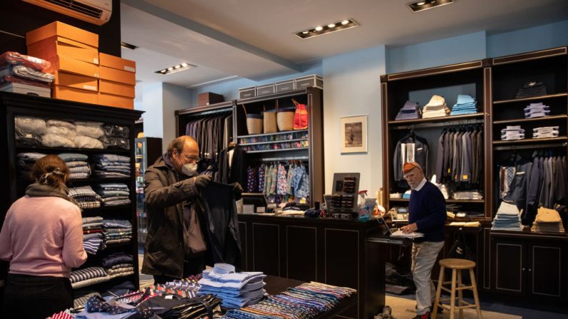 Eliot Rabin, el propietario de la boutique Peter Elliot mantiene su tienda abierta porque se opone a que el orden estatal considere su negocio no esencial, y dice que ha recibido un amplio apoyo a su postura, 29 de abril de 2020 en la ciudad de Nueva York ( Jeenah Moon/Getty Images)
