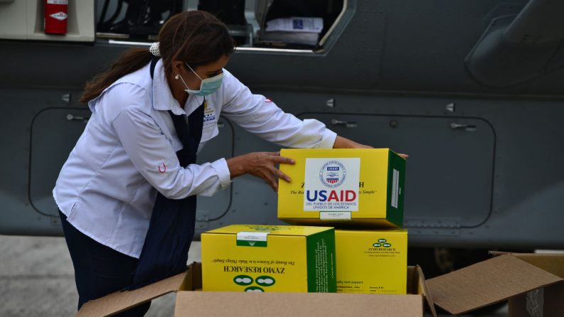 La Agencia de los Estados Unidos para el Desarrollo Internacional (USAID) y la Organización Internacional para las Migraciones (OIM) donan 8000 kits de pruebas diagnósticas a Honduras para combatir la pandemia del COVID-19, en el aeropuerto de Tegucigalpa (Honduras) el 29 de abril de 2020. (ORLANDO SIERRA/AFP vía Getty Images)