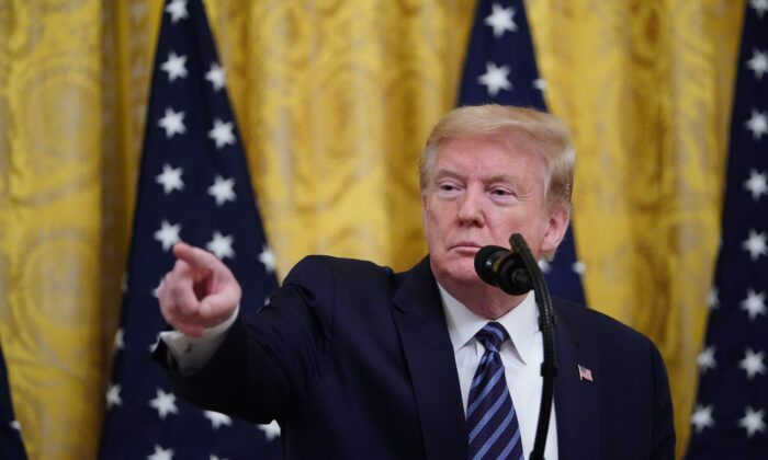 El presidente de Estados Unidos, Donald Trump, habla sobre la protección de los ancianos de América contra la pandemia en la Sala Este de la Casa Blanca en Washington el 30 de abril de 2020. (Mandel Ngan/AFP a través de Getty Images)