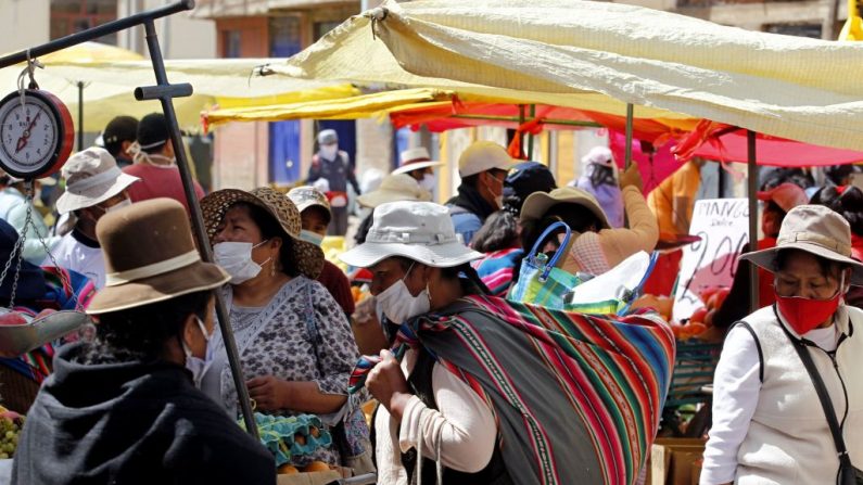 Los residentes asisten a un mercado callejero en Puno (Perú), cerca de la frontera con Bolivia, el 1 de mayo de 2020, a pesar de la normativa para evitar eventos multitudinarios para evitar la propagación del virus del PCCh. (JUAN CARLOS CISNEROS/AFP vía Getty Images)