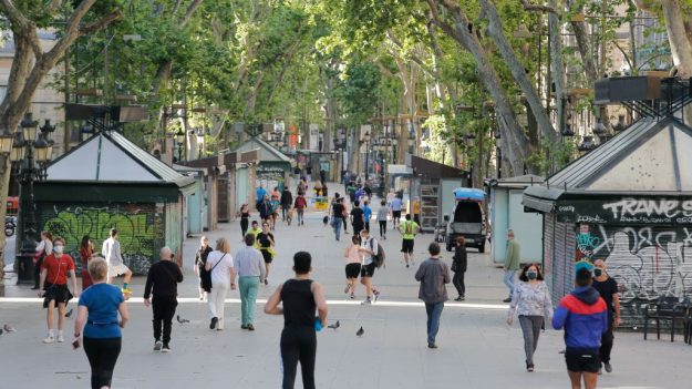 Más focos de contagio en España a medida que se intensifica la vida social