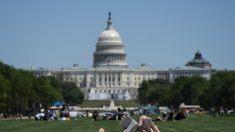 Clima soleado atrae a las multitudes mientras algunos cierres se flexibilizan