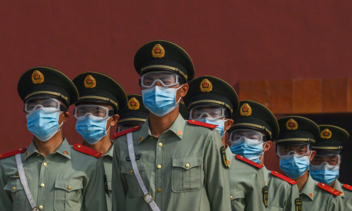 Policías paramilitares chinos usan mascarillas mientras vigilan la entrada a la Ciudad Prohibida en Beijing el 2 de mayo de 2020. (Kevin Frayer/Getty Images)