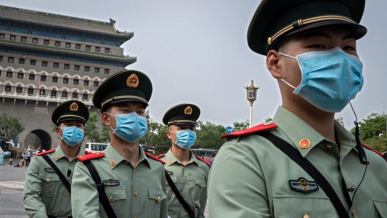 Policías paramilitares patrullan cerca de la Plaza Tiananmen de Beijing en el Día Mundial de la Libertad de Prensa el 3 de mayo de 2020. (NICOLAS ASFOURI/AFP a través de Getty Images)