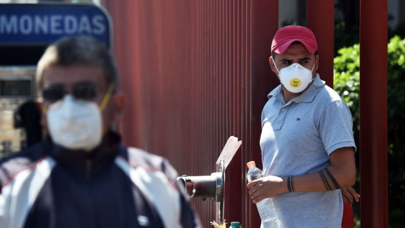 Los familiares de los pacientes de COVID-19 esperan fuera del Hospital Enrique Cabrera en la Ciudad de México (México) el 3 de mayo de 2020 durante la nueva pandemia del virus del PCCh. (RODRIGO ARANGUA/AFP vía Getty Images)