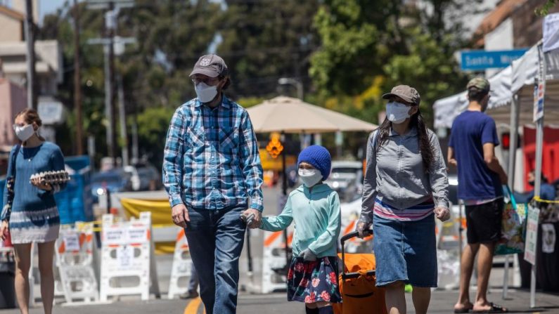 Una caminata familiar con máscara facial en el West LA Farmer's Market de Santa Mónica, California (EE.UU.), el 3 de mayo de 2020. (APU GOMES/AFP vía Getty Images)