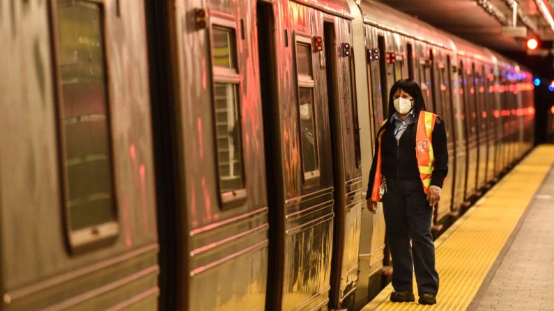 Una trabajadora del metro espera que un tren del metro de la ciudad de Nueva York salga de la estación el 4 de mayo de 2020 en la ciudad de Nueva York (EE.UU.). (Stephanie Keith/Getty Images)