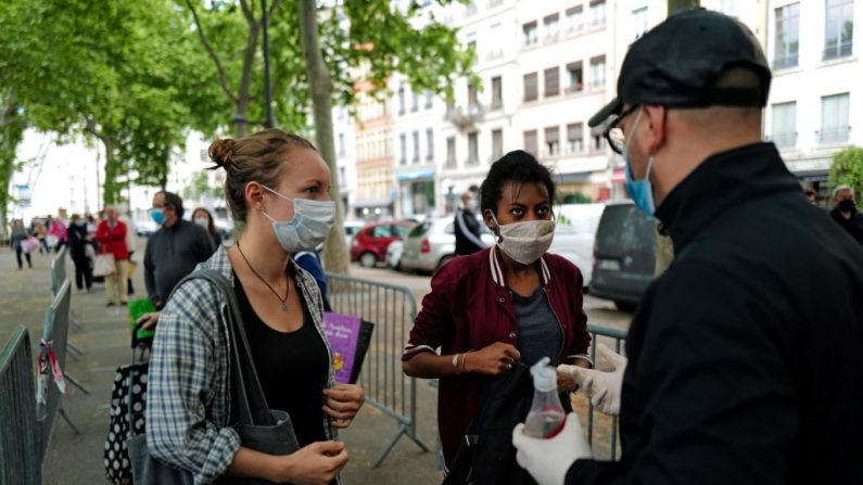 La gente llega al mercado de Saint-Antoine después de su reapertura el 5 de mayo de 2020, en Lyon, en el centro-este de Francia, en el 50º día de un bloqueo destinado a frenar la propagación de la pandemia COVID-19, causada por el virus del PCCh. (OLIVIER CHASSIGNOLE/AFP vía Getty Images)