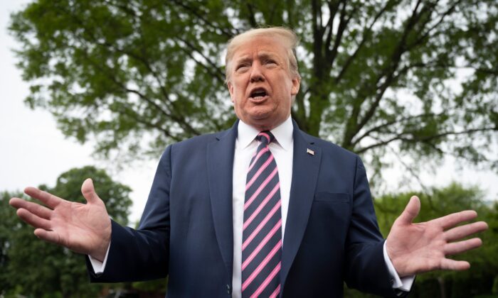 El presidente Donald Trump habla al salir de la Casa Blanca en Washington el 5 de mayo de 2020. (Jim Watson/AFP a través de Getty Images)
