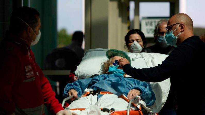 Una paciente anciana llega el 6 de mayo de 2020 al hospital Tor Vergata Covid de Roma (Italia), durante el cierre del país para frenar la propagación de la infección COVID-19, causada por el virus del PCCh. (TIZIANA FABI/AFP vía Getty Images)