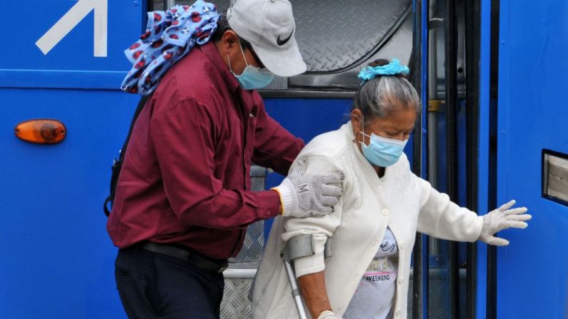 Una anciana es atendida a su llegada al Hospital General -utilizado para los pacientes de COVID-19- en Guayaquil, Ecuador, el 6 de mayo de 2020. (JOSE SANCHEZ LINDAO/AFP vía Getty Images)