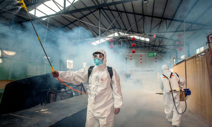 Personal desinfecta un mercado en Suifenhe, Heilongjiang, China, el 6 de mayo de 2020. (STR/AFP vía Getty Images)
