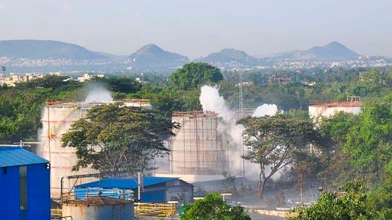 El humo se eleva de una planta de polímeros LG después de un incidente de fuga de gas en Visakhapatnam (India) el 7 de mayo de 2020. (AFP vía Getty Images)