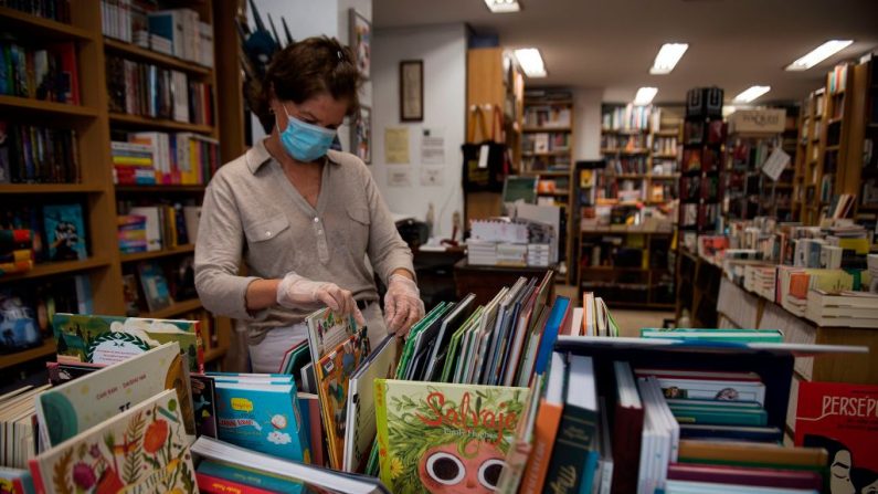 Amparo, propietaria de la librería Palas, prepara su tienda para reabrirla en Sevilla (España) el 7 de mayo de 2020. (CRISTINA QUICLER/AFP vía Getty Images)