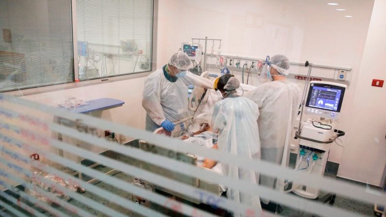 Enfermeras de la Unidad de Pacientes Críticos revisan la intubación de un paciente infectado con COVID-19 en el Hospital El Carmen de Santiago (Chile) el 6 de mayo de 2020. (JAVIER TORRES/AFP vía Getty Images)