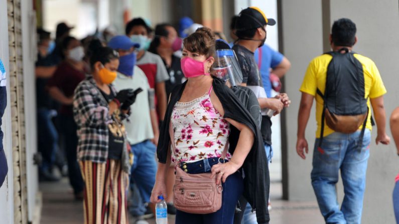 La gente usa máscaras en las calles de Guayaquil, Ecuador, el 7 de mayo de 2020. (JOSE SANCHEZ LINDAO/AFP vía Getty Images)