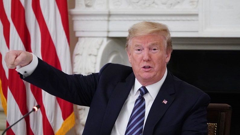 El presidente de Estados Unidos Donald Trump se reúne con miembros republicanos del Congreso de los Estados Unidos en el Comedor de Estado de la Casa Blanca en Washington, DC, el 8 de mayo de 2020. (MANDEL NGAN/AFP vía Getty Images)