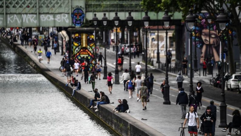 La gente camina a lo largo del Canal de l'Ourcq en París el 8 de mayo de 2020, en el 53º día de un bloqueo en Francia para frenar la propagación de COVID-19, causado por el virus del PCCh. (CHRISTOPHE ARCHAMBAULT/AFP vía Getty Images)