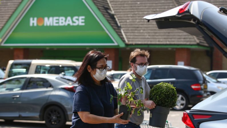 Los compradores compran suministros de jardinería en una tienda de Homebase en North Finchley el 09 de mayo de 2020 en Londres, Inglaterra. (Hollie Adams/Getty Images)