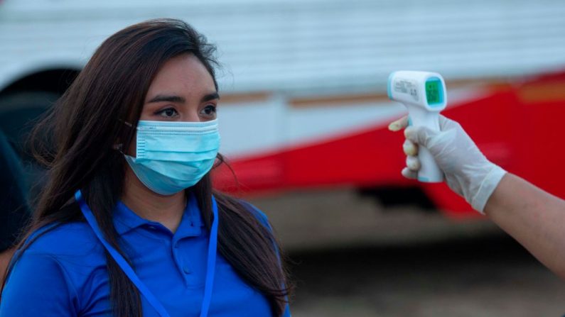 Una mujer se revisa la temperatura antes de entrar al Estadio Nacional de Fútbol durante la final entre el Managua FC y el Real Estelí en Managua, Nicaragua, el 9 de mayo de 2020. (INTI OCON/AFP vía Getty Images)