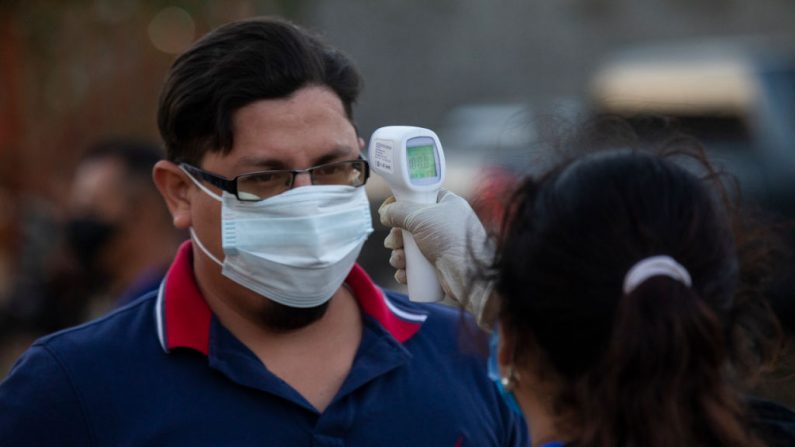 Se revisa la temperatura de un hombre en el Estadio Nacional el 9 de mayo de 2020 en Managua, Nicaragua. (Inti Ocon/Getty Images)