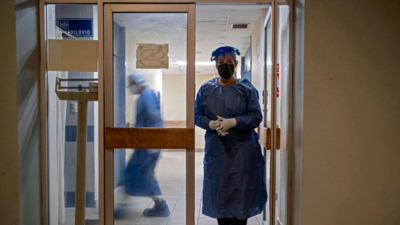 La doctora mexicana posa al comenzar su turno en el Hospital General Fray Junípero Serra en Tijuana, estado de Baja California, México, el 29 de abril de 2020. (Foto de GUILLERMO ARIAS/AFP vía Getty Images)
