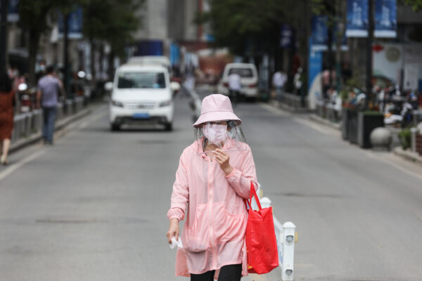 Una mujer camina por una calle en Wuhan, China, el 11 de mayo de 2020. (STR/AFP a través de Getty Images)