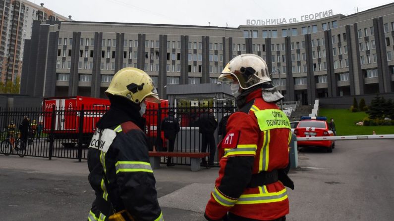 Los bomberos trabajan en el lugar de un incendio en el hospital Saint George de San Petersburgo (Rusia) el 12 de mayo de 2020. (OLGA MALTSEVA/AFP vía Getty Images)