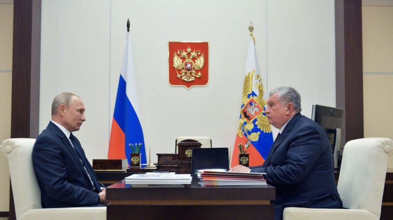 El líder ruso Vladimir Putin se reúne con el CEO del gigante petrolero ruso Rosneft Igor Sechin en la residencia estatal de Novo-Ogaryovo en las afueras de Moscú (Rusia) el 12 de mayo de 2020. (ALEXEY DRUZHININ/SPUTNIK/AFP vía Getty Images)