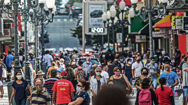 Vista de una calle atestada de gente en Florianópolis, estado de Santa Catarina, Brasil, el 12 de mayo de 2020 en medio de la pandemia del virus del PCCh. (EDUARDO VALENTE/AFP vía Getty Images)