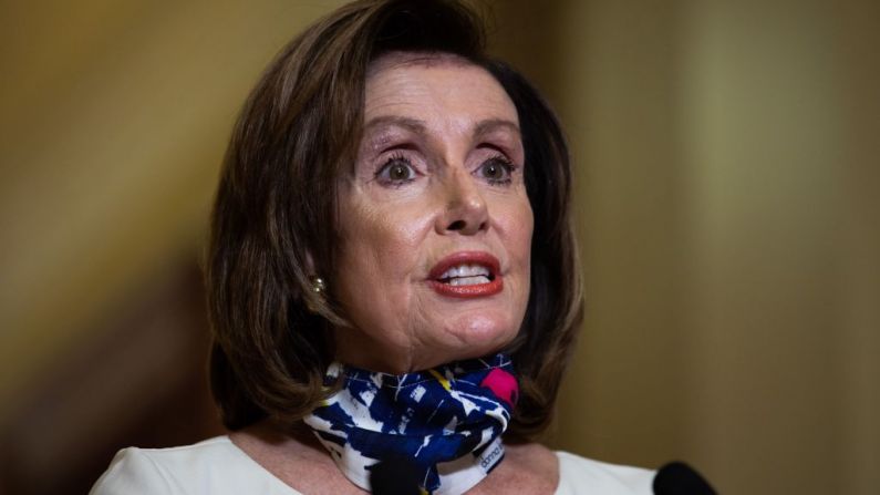 La presidenta de la Cámara de Representantes, Nancy Pelosi, demócrata de California, llega a hablar sobre el proyecto de Ley Héroes, un proyecto de ley de 3 billones de dólares para ayudar en la recuperación de la pandemia de coronavirus, en el Capitolio de EE.UU. en Washington, DC, el 12 de mayo de 2020. (Foto de Graeme JENNINGS / POOL / AFP) (Foto de GRAEME JENNINGS/POOL/AFP a través de Getty Images)
