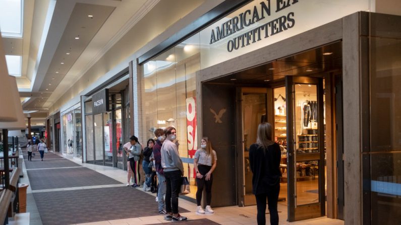 Los compradores esperan en fila para su turno de comprar en una tienda de ropa en un centro comercial como parte del esfuerzo para mantener el distanciamiento social el 12 de mayo de 2020 en Columbus, Ohio. (Matthew Hatcher/Getty Images)