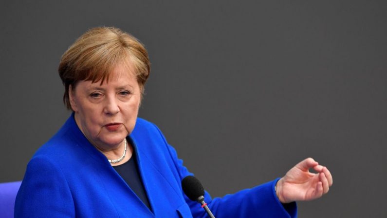 La Canciller alemana Angela Merkel habla mientras responde a las preguntas de los parlamentarios en el Bundestag, la cámara baja del Parlamento, el 13 de mayo de 2020 en Berlín, en medio de la nueva pandemia del COVID-19. (JOHN MACDOUGALL/AFP vía Getty Images)