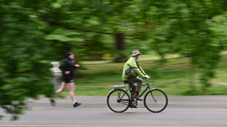 Un ciclista monta una bicicleta a través del parque de Greenwich, al sudeste de Londres, Inglaterra, el 14 de mayo de 2020, después de que se suavizaran las restricciones de cierre por el virus del PCCh. (GLYN KIRK/AFP vía Getty Images)