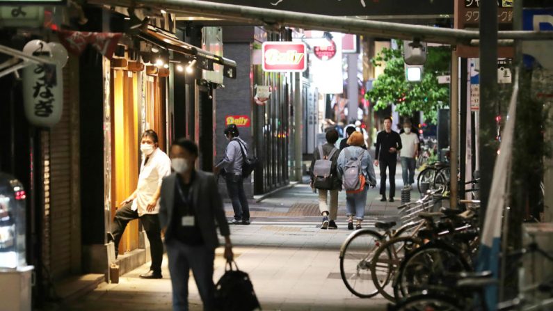 La gente deambula por el centro de Nagoya, prefectura de Aichi, después de que el estado de emergencia, impuesto por el virus del PCCh, se levantara el 14 de mayo de 2020. (STR / JIJI PRESS / AFP vía Getty Images)