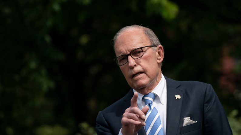 El director del Consejo Económico Nacional de Estados Unidos, Larry Kudlow, habla con los reporteros en las afueras del Ala Oeste de la Casa Blanca el 15 de mayo de 2020 en Washington, DC. (Drew Angerer/Getty Images)