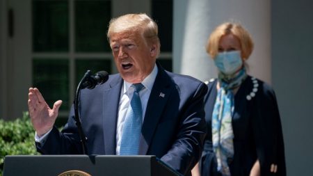 La administración Trump cierra acuerdo para fabricar fármacos e ingredientes necesarios para tratar al COVID-19