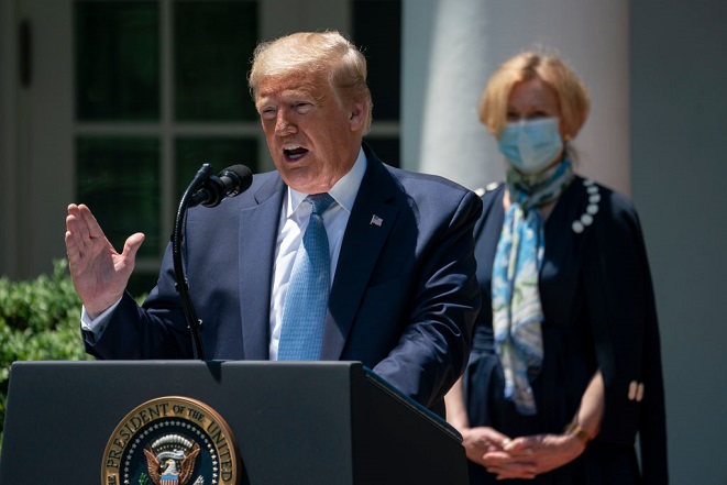 El presidente de Estados Unidos Donald Trump hace comentarios sobre el desarrollo de la vacuna contra el coronavirus en el Jardín de Rosas de la Casa Blanca el 15 de mayo de 2020 en Washington, DC. (Drew Angerer/Getty Images)