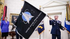Fuerza Espacial de Estados Unidos revela su bandera oficial a Donald Trump